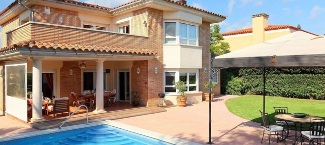 Wonderful private villa for 8 people with WIFI, A/C, private pool, TV and patio in Reus