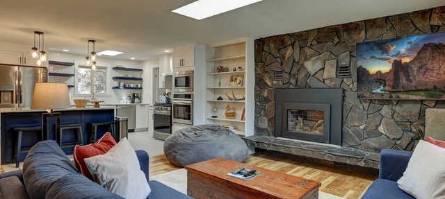 Wonderful Updated Single Level Retreat w/Backyard Oasis, Pet Friendly, A/C, Hot Tub, Private Patio in Bend