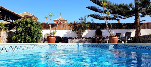 Wonderful villa with a large private heated pool and stunning views to the dunes in Corralejo