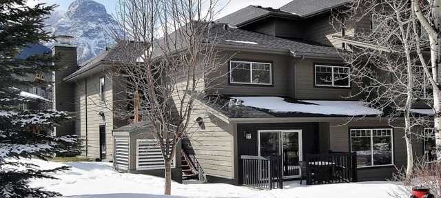 ⛰️Your Rocky Mountain Getaway Awaits! Pet friendly!⛰️ close to Banff, pet friendly in Dead Man's Flats