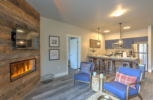 Caverns Village Condo #307, Steps from Iron Mt. Hot Spgs, Near Gondola & Downtwn in Glenwood Springs