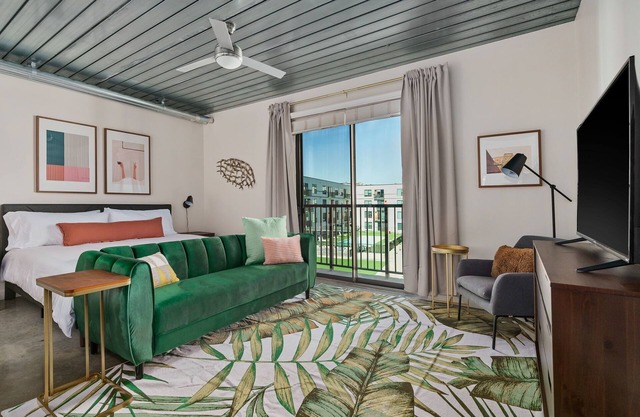 Lodgeur | Marvelous studio w/pool view | Midtown in Houston