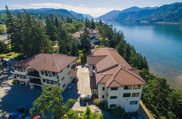 Columbia Cliff Villas 