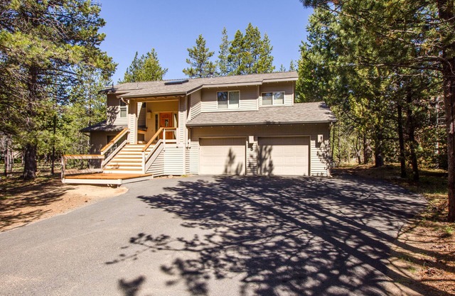 Spacious Home with A/C, Walk to Fort Rock Park, SHARC passes for 2022 - HOOD05 in Sunriver