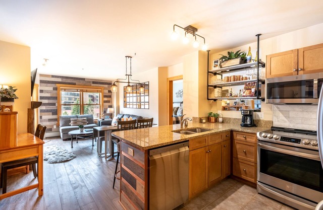 Steps away from Super Bee Lift, wifi, underground parking in Copper Mountain