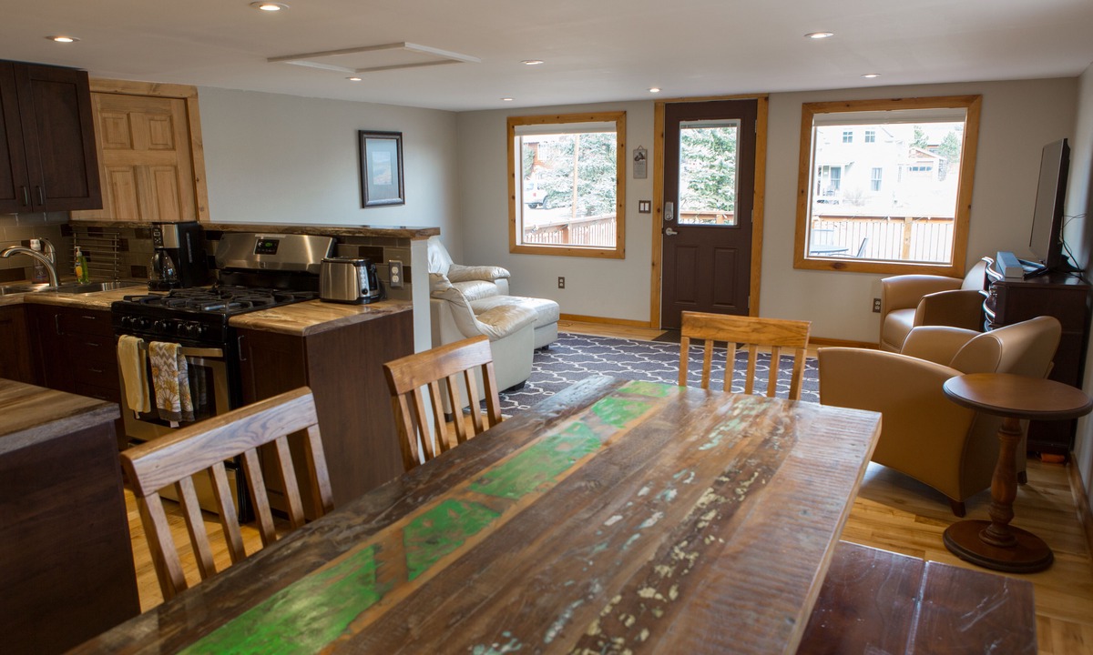 Estes Park House | Charming Hilltop Cottage Near Downtown Estes with Views A/C WIFI and Parking!