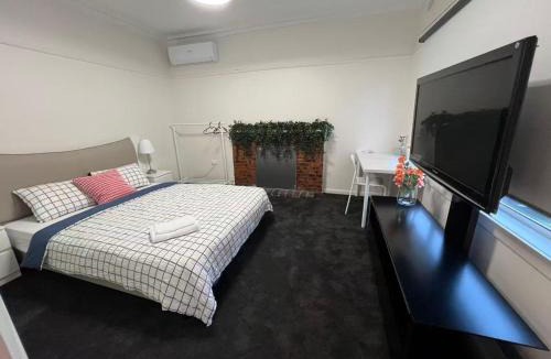 Noble Park House | Affordable Comfy Rooms Near Trains with Free Parking in Noble Park