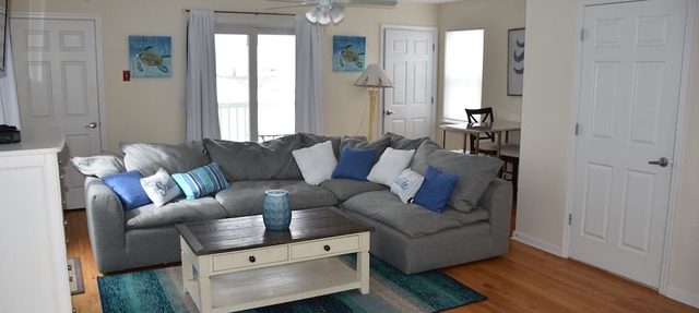 Roof top pool & game room, 2 blocks to beach, 3/bedrooms, beach passes included in seaside heights