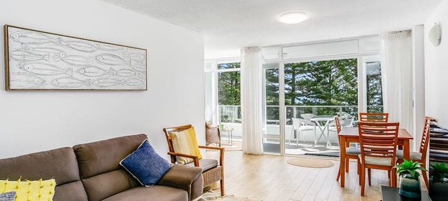 Rainbow Pacific Unit 9- Stunning views over Rainbow Bay and Snapper Rocks. Swimming Pool. Wi-Fi in Coolangatta