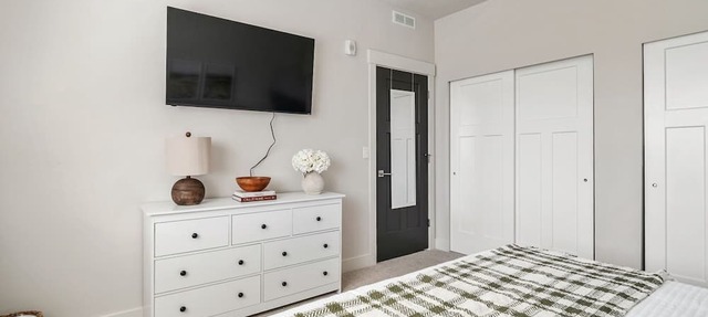 Cozy Swiss Condo - King Bed, Sleeps 6, Free Blanket in Midway