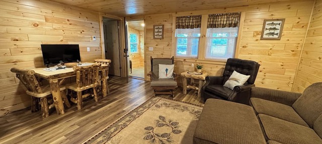PINE COTTAGE - Pet Friendly Lakefront Cottage on Thayer Lake in Alden