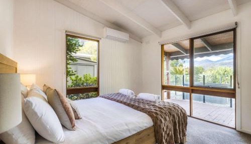 Bogong View Retreat - Spa, Sauna & Alpine Views in Mount Beauty