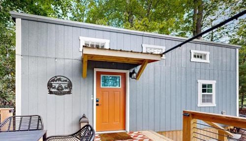 Cozy Lakeview Cottage in Mills River
