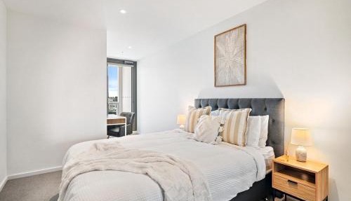 Modern Docklands 2B1B APT - City View , Pool, Gym, Free Parking in Melbourne