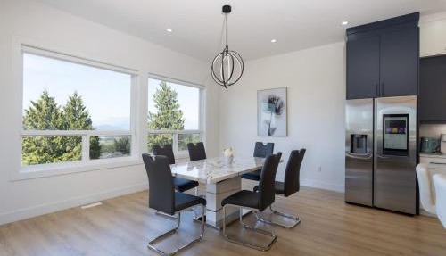 Elegant 4BR Main Suite Family Friendly with Terrace in Chilliwack