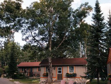 Patricia Lake Bungalows in Jasper